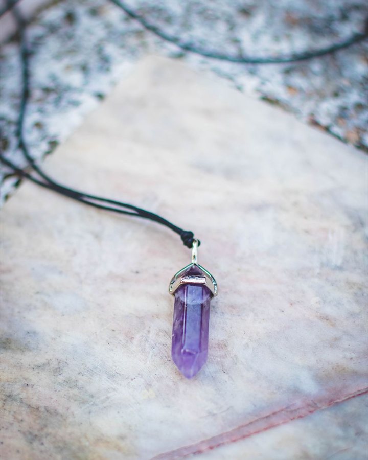 Collier Minuit, Pierre de soleil bleue sur cordon